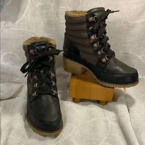 Durango almost new lace up heeled ankle boots